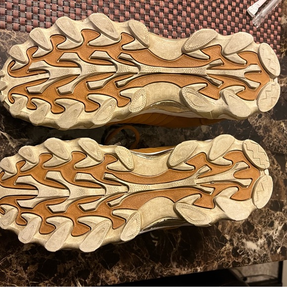 Lugz size 9 mens shoe. - Picture 5 of 6